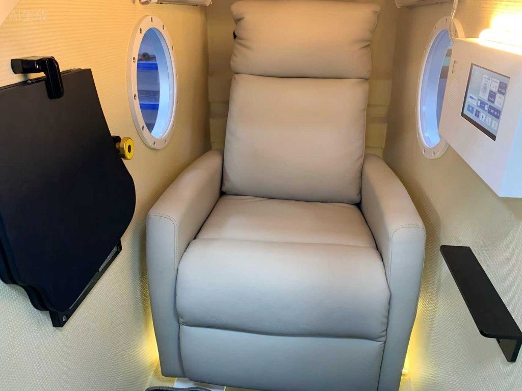 Interior de cámara hiperbárica dura con sillón y panel de control en Guadalajara